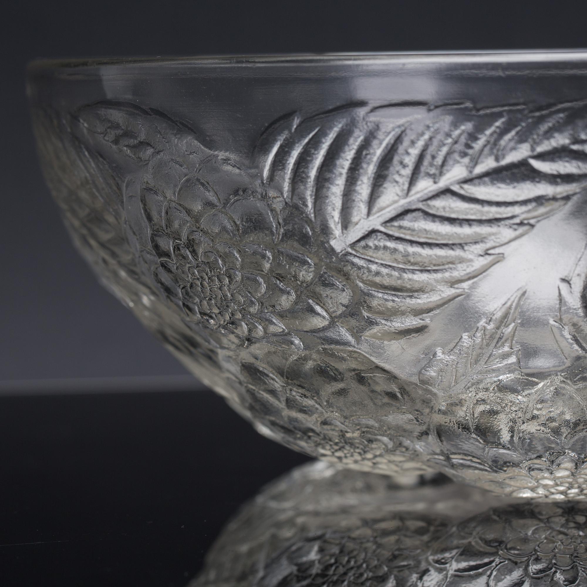 RENE LALIQUE, skål, glas, märkt R. Lalique och otydligt numrerad.