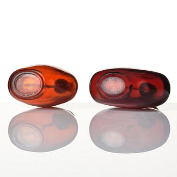 A set of two large glass snuff bottles, late Qing dynasty, circa 1900.