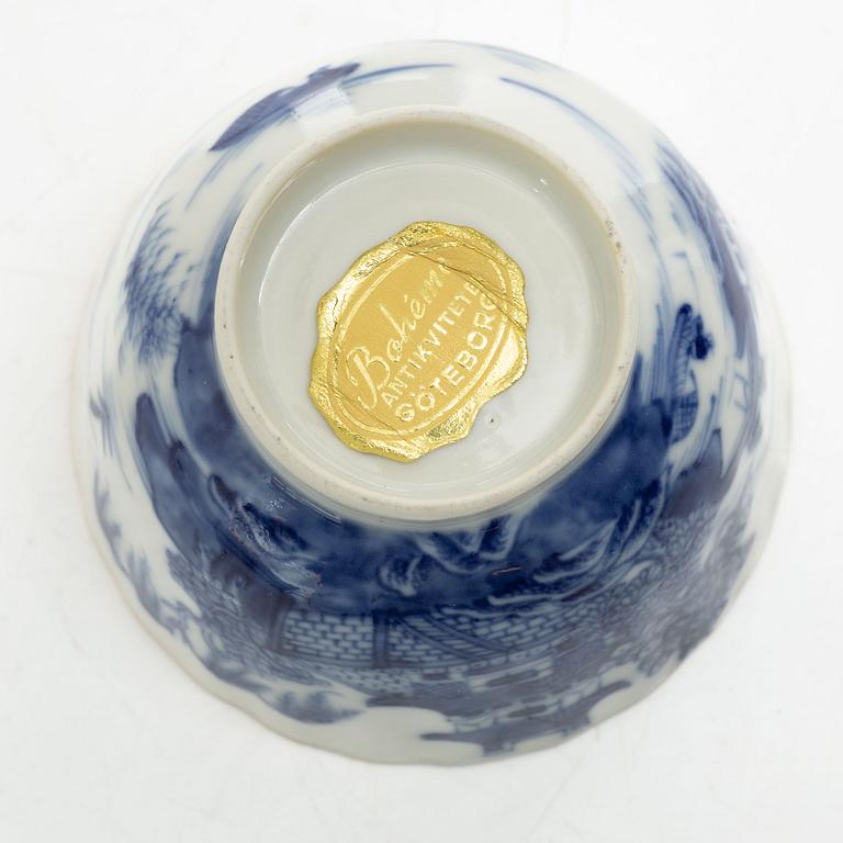 A set of four Chinese export porcelain parts, Qing dynasty, Qianlong (1736-95) and Jiaqing (1796-1820).