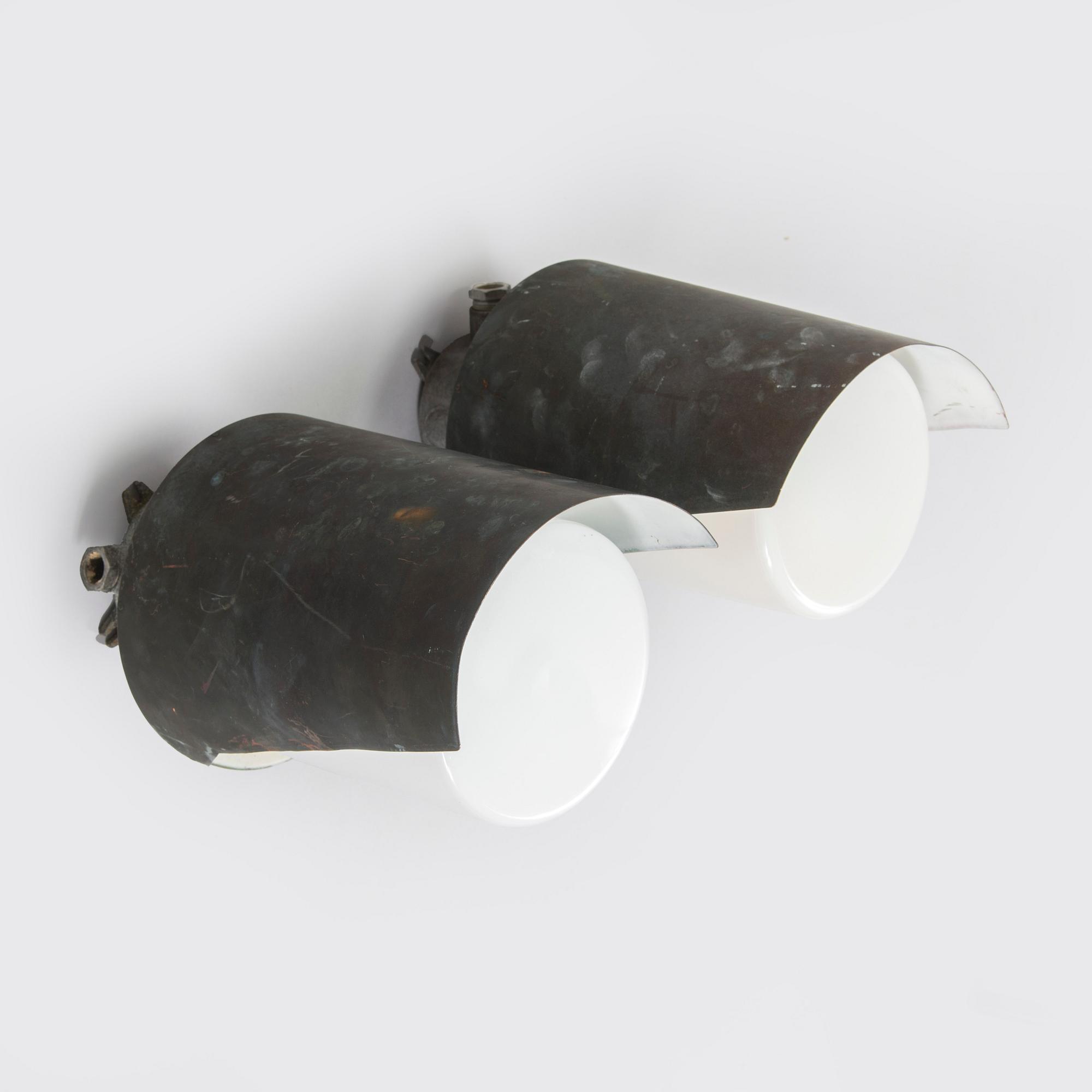 Vägglampor / utebelysning, 2 st, modell AT 32,  Itsu, 1900-talets mitt.