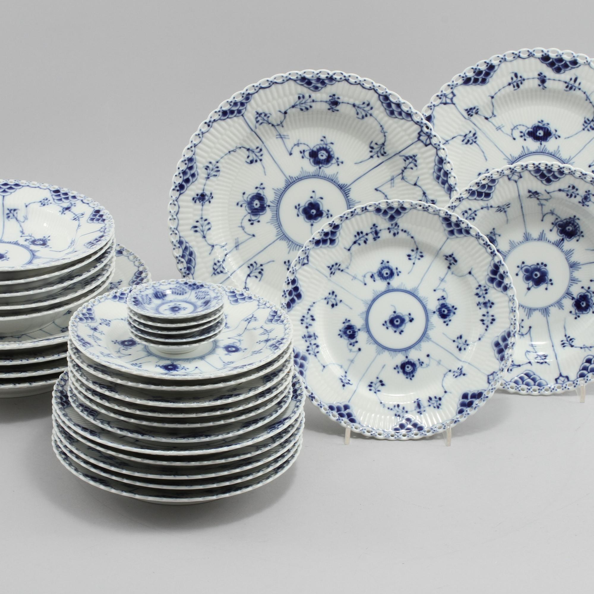 SERVISDELAR, 29st, porslin, "Musselmalet", Royal Copenhagen, 1900-talets andra hälft.
