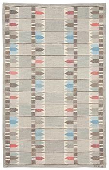 923. CARPET. Tapestry weave (Gobelängteknik). 317 x 200,5 cm. Signed SKLH KB 1966.