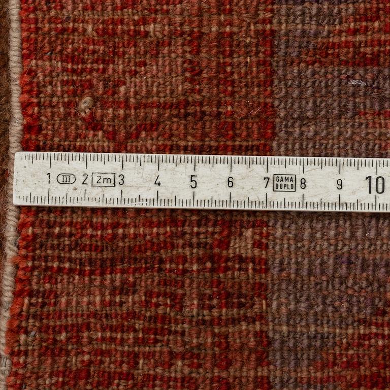 A CARPET, an antique/semi-antique Oriental kelly, ca 287,5 x 141,5 cm.