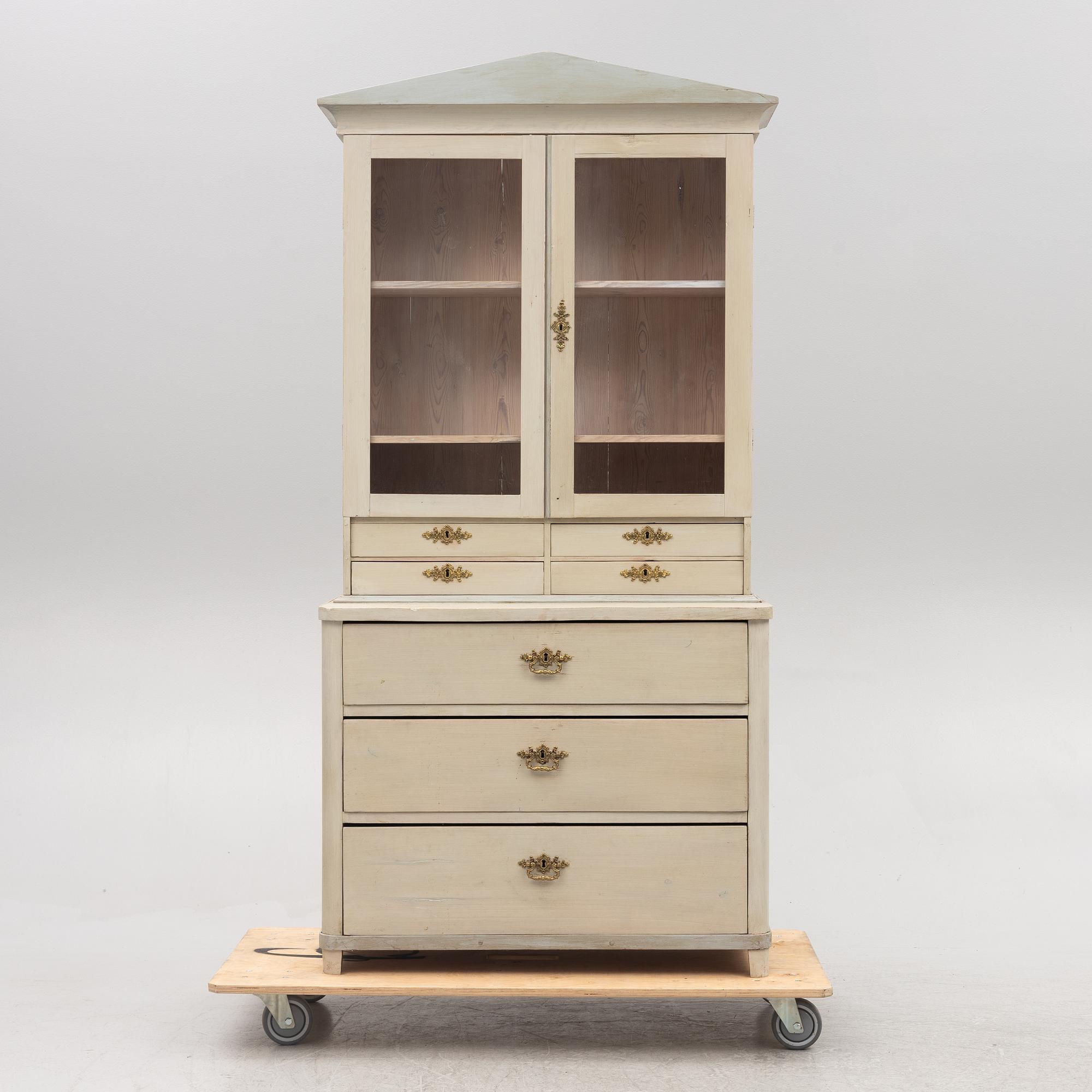 Display cabinet, 19th century.