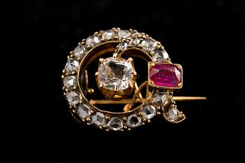 BROSCH, Rosenslipade diamanter ca 0.5 ct, rubin och bergskristall. 14K guld. Vikt 6,7 g.