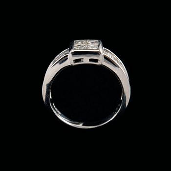 SORMUS, prisess- ja baquettehiontaisia timantteja 1.00 ct, platinaa. Koko 16,5, paino 7,5 g.