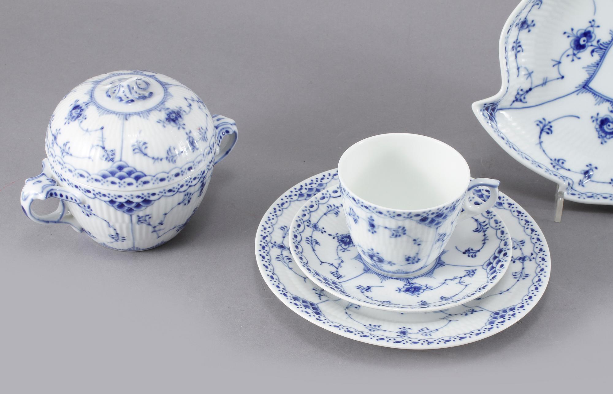 KAFFESERVIS, 25 delar, porslin, "Musselmalet", Royal Copenhagen, 1900-talets andra hälft.
