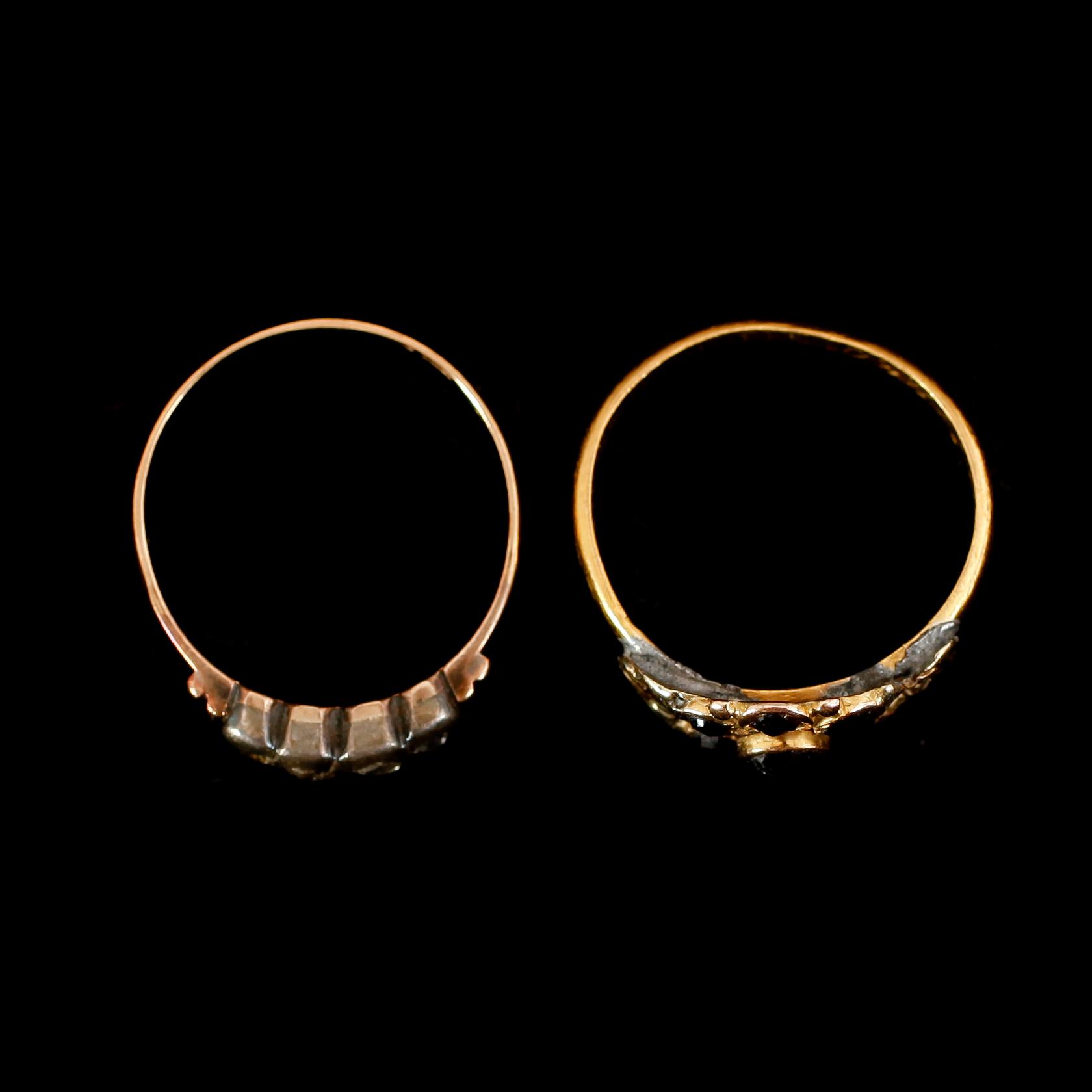 RINGAR, 2 st, 18 och 23 k guld, 1833 och 1902. Total vikt ca  6 gram.