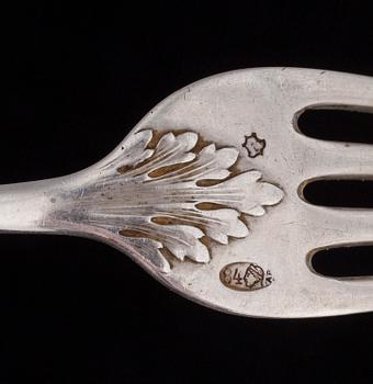 BESTICK, 35 delar, silver och nysilver, engelska, finska, ryska stämplar, 1845-1900-talets mitt. Total silvervikt 465 g.