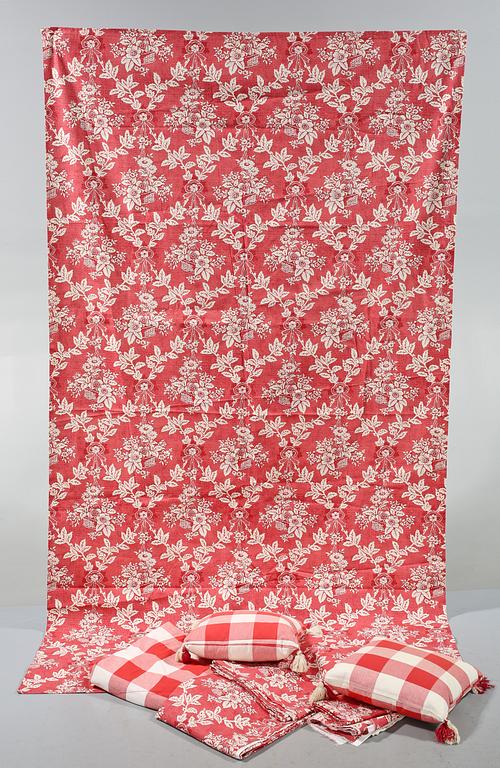 KUDDAR, ett par, GARDINER, ett par, samt TEXTILER, 2 st,  Laura Ashley, sent 1900-tal.