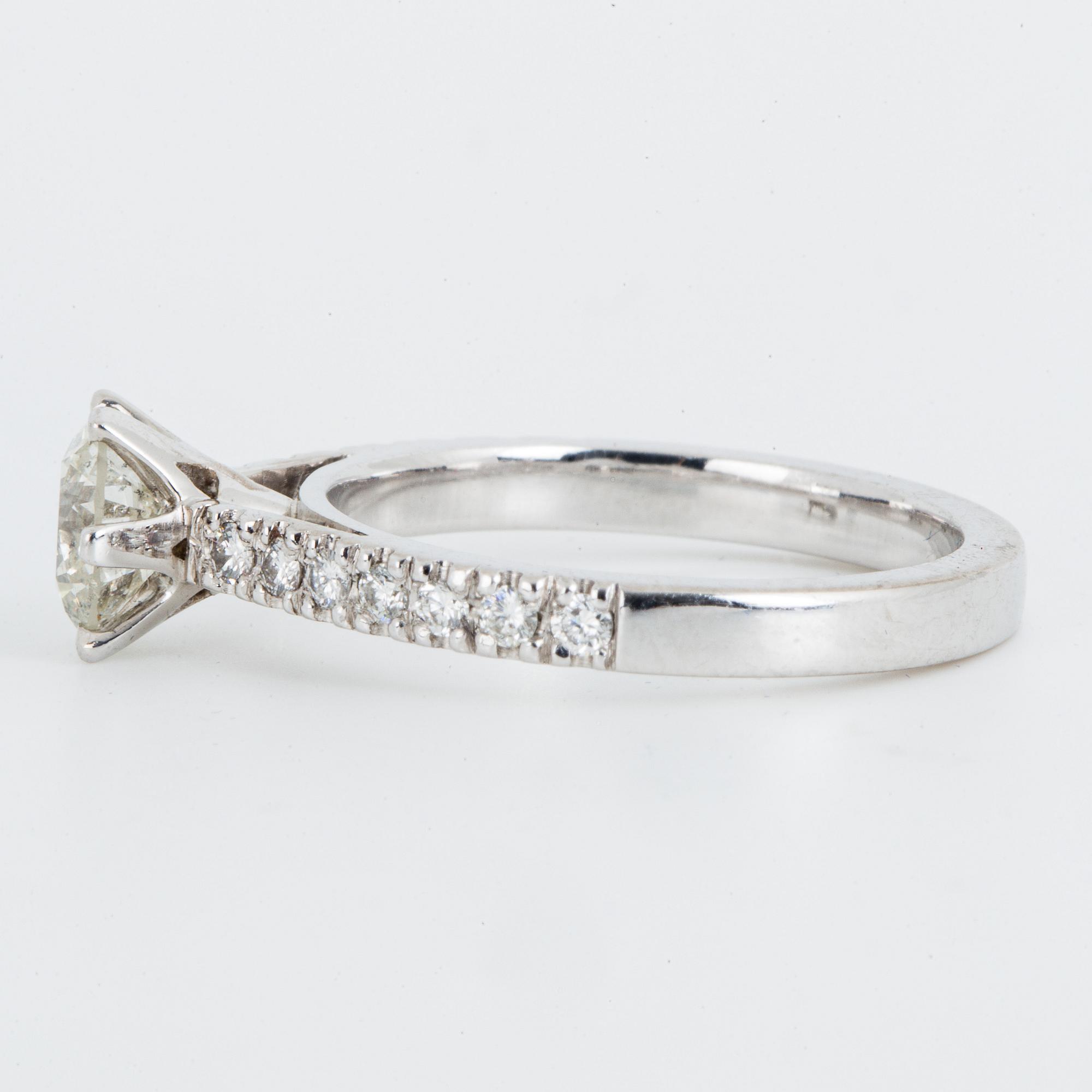 Circa 1.00 ct brilliant-cut diamond and circa 1.25 ct brilliant-cut diamond ring.