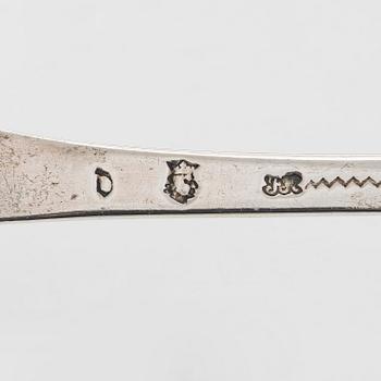 Friedrich Heinrich Klinck, tarjoilulusikka, hopea, Tukholma 1740.