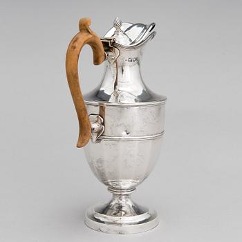 A sterling silver pitcher with wooden handle, London 1903.