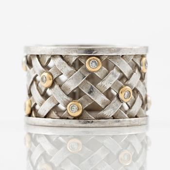 Ole Lynggaard, Ring "Flet" 18K white gold set with round brilliant-cut diamonds.