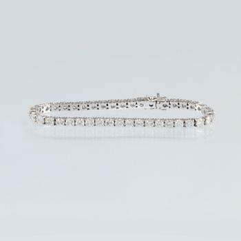 ARMBAND, 18K vitguld med briljantslipade diamanter totalt 9.50 ct, stämplat Milano, Italien. Vikt 16,3 gram.