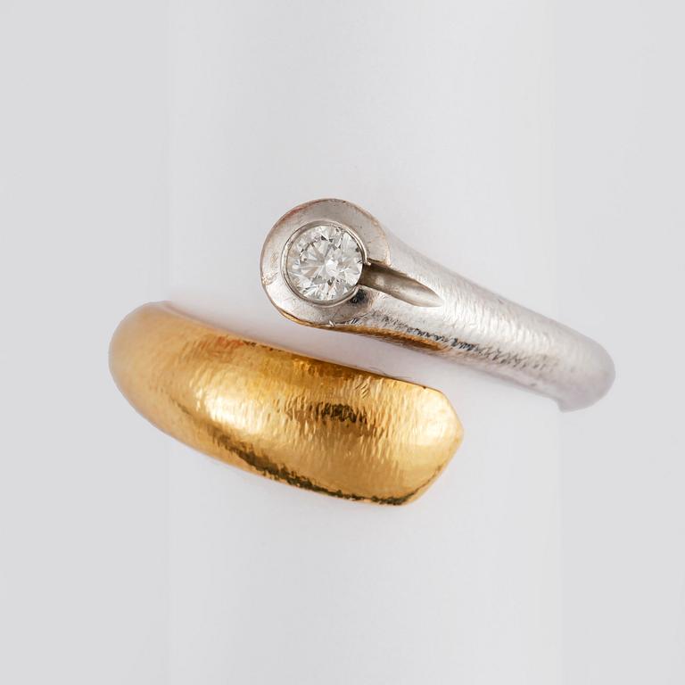 RING, Ole Lynggaard, 18k röd- och guld med briljantslipad diamant ca0,15ct enl grav.Vikt ca9g.