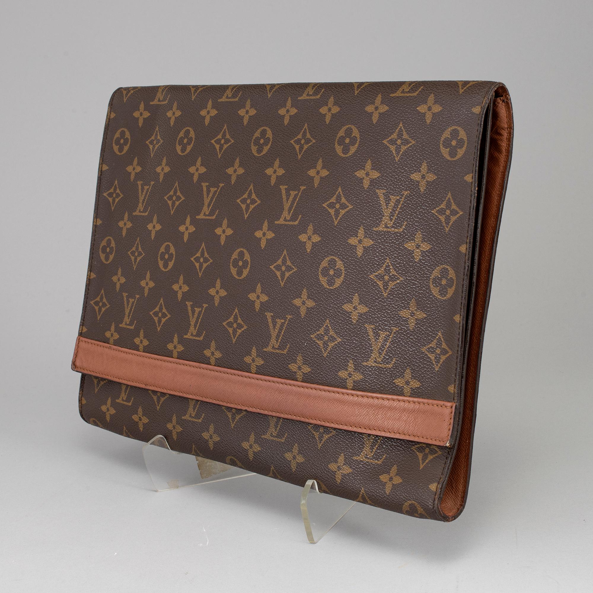 LOUIS VUITTON, a monogram canvas folder / clutch.