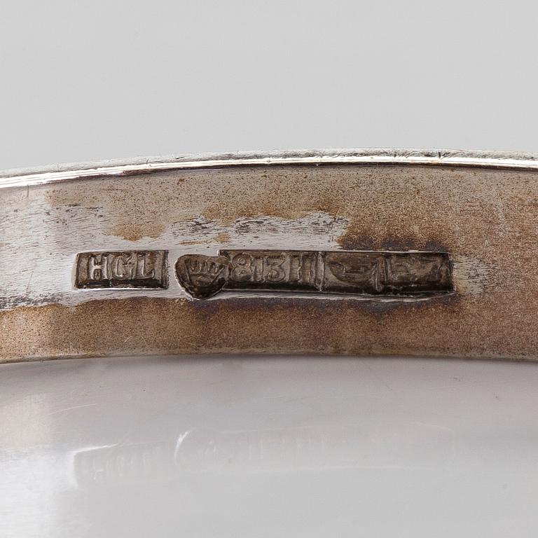 Rannekoruja, 2 kpl, sekä rintaneula, hopeaa ja värikiviä. Suomi 1958-1965.