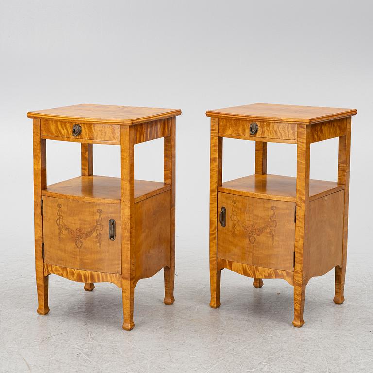 A pair of nightstands, ecarly 20th century.