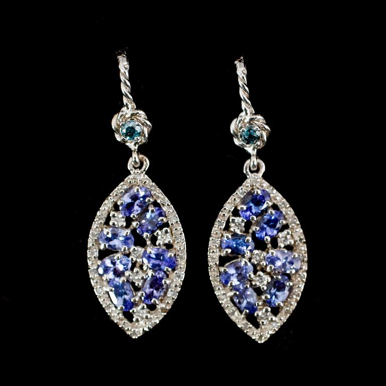 ÖRHÄNGEN, 1 par, 14 k vitguld, tanzaniter ca 2.50 ct, blå och vita diamanter tot ca 1.0 ct.