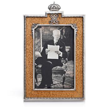 A silver and Carelian birch frame with glass, photograph depicting king Gustav V of Sweden, W.A. Bolin, Stockholm 1918.