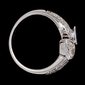 RING, GUBELIN, droppslipad diamant, ca 0.60 ct och blå safir, samt mindre briljantslipade diamanter.