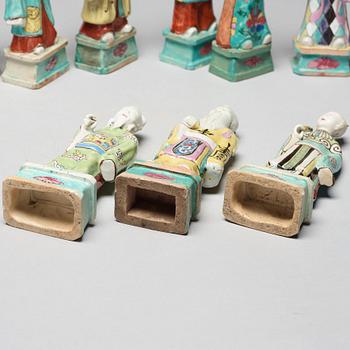FIGURINER, 10 stycken, porslin. Qingdynastin, sent 1700-tal/tidigt 1800-tal.