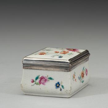 A silver mounted export porcelain famille rose snuff box, Qing dynasty, Qianlong (1736-1795).