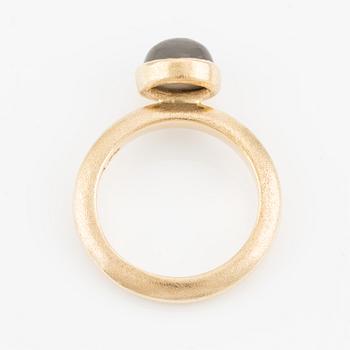 Sandberg ring in 18K gold with a cabochon-cut moonstone.