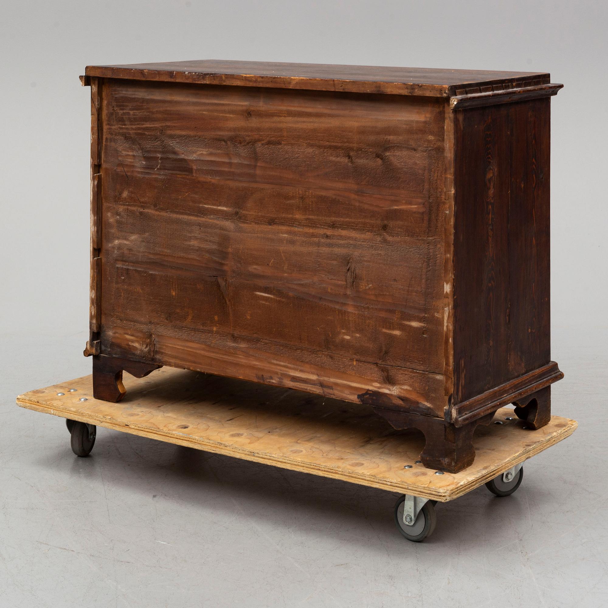 CHEST OF DRAWERS, second half of the 19th century.