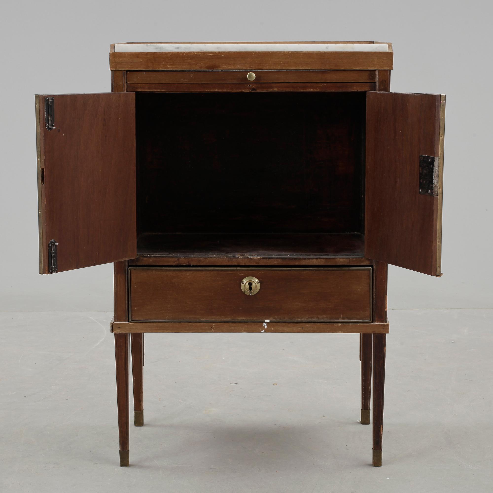 POTTSKÅP, sengustavianskt, tidigt 1800-tal.