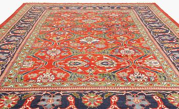 An antique 'Ziegler' carpet, Sultanabad area, ca 533 x 358 cm.