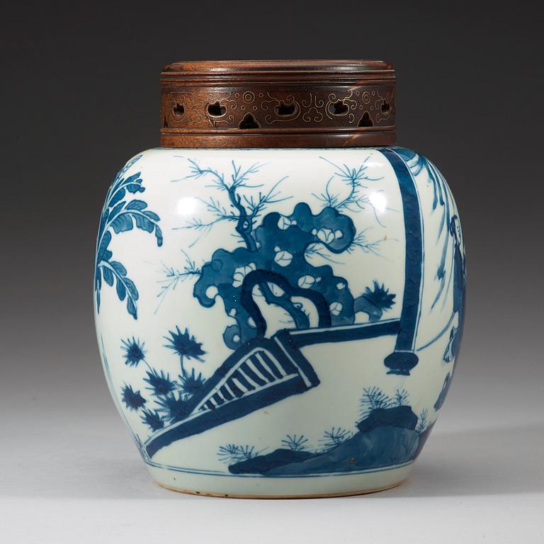 A blue and white jar, Qing dynasty Kangxi (1662-1722).