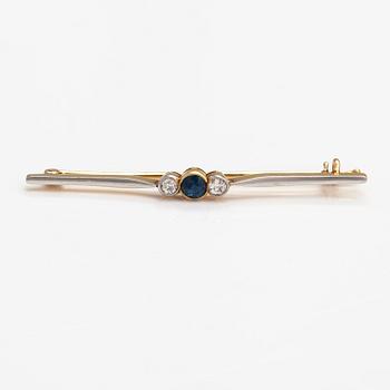 A 17-18K gold brooch with a sapphire and old-cut diamonds ca. 0.40 ct in total.