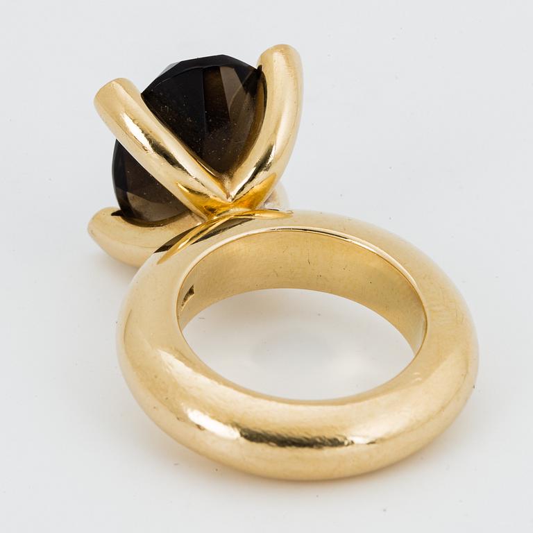 RING, 18K guld med fasettslipad rökkvarts, "Vanity", Bengt Hallberg, Köping.