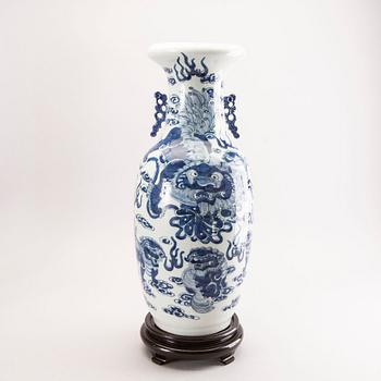 A Chinese porcelain vase around 1900.