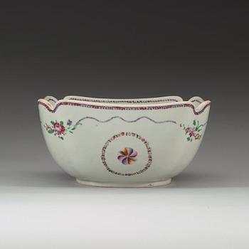 401. A famille rose square bowl, Qing dynasty, Qianlong (1736-95).