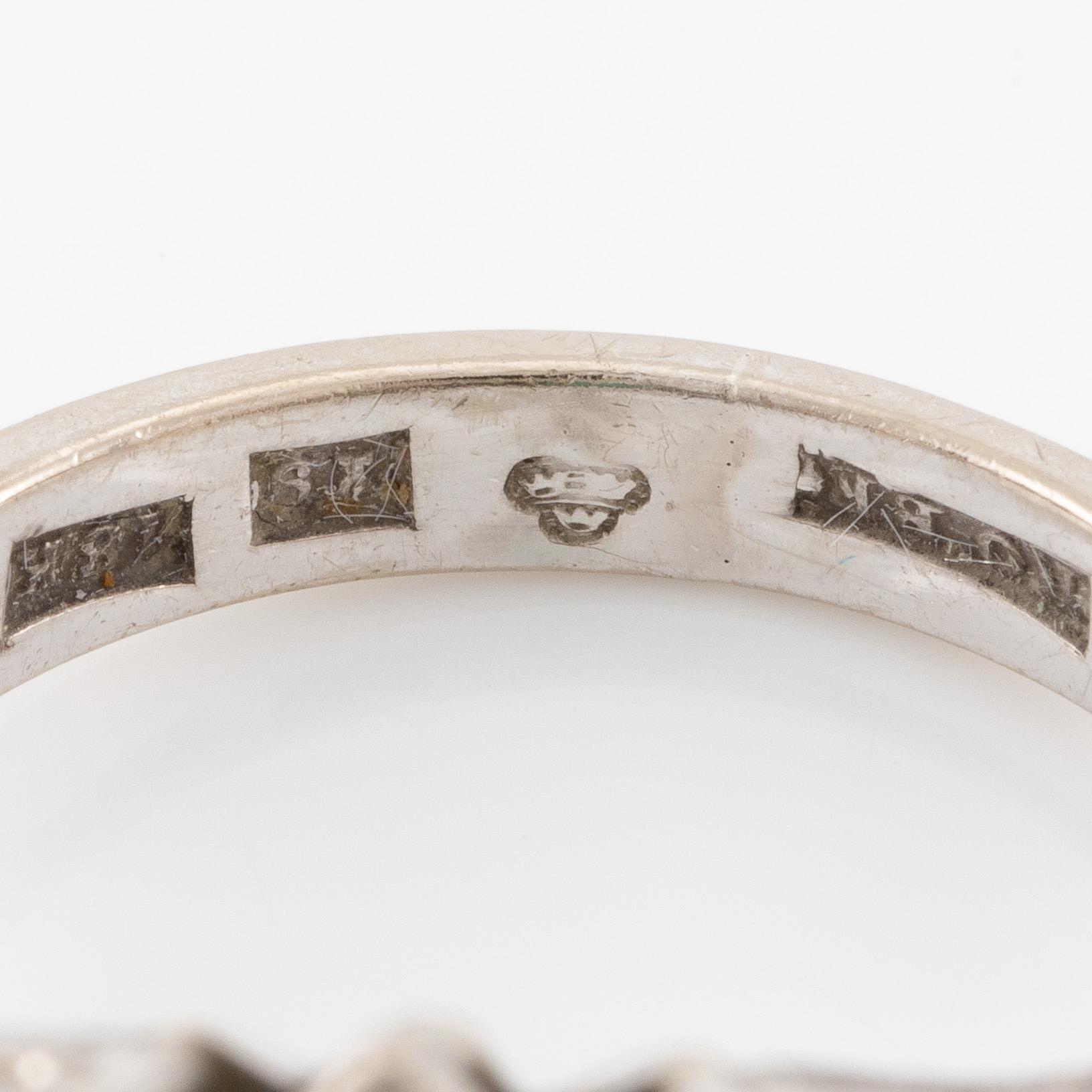 Ring 18K vitguld med smaragd och briljantslipade diamanter.