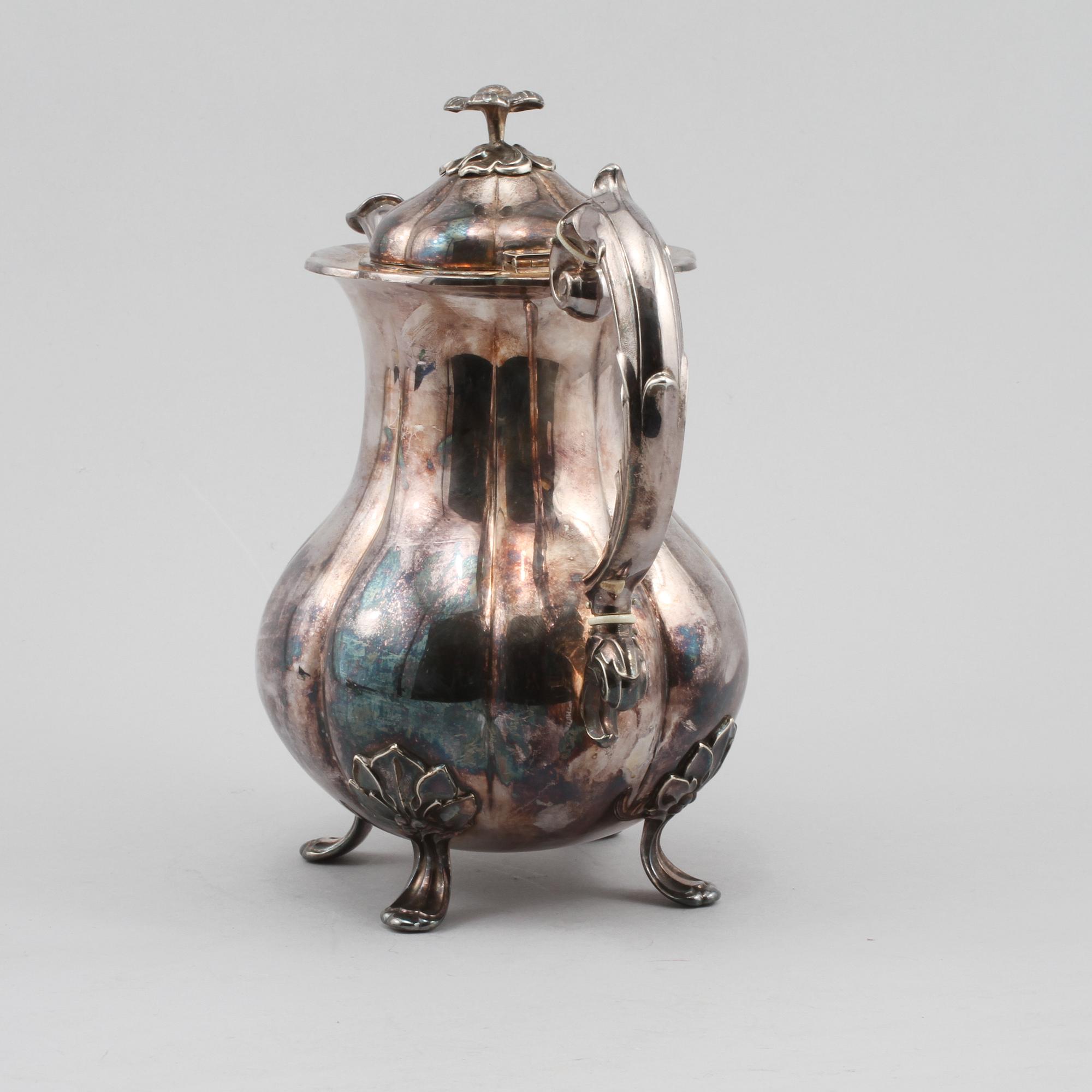 TEKANNA, silver, rokokostil, svenska importstämplar, 1900-talets mitt, vikt 758 g.
