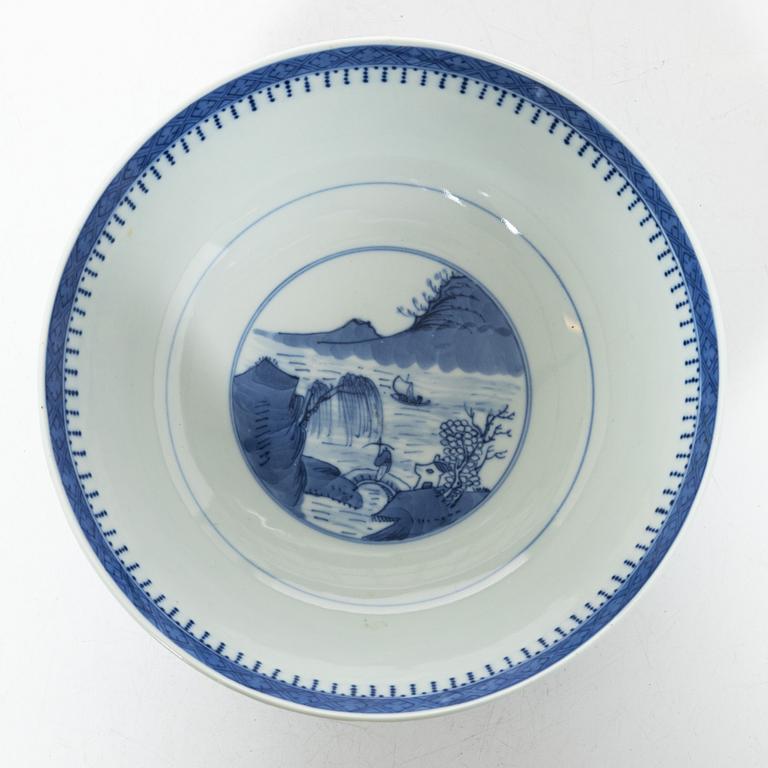 A blue and white export porcelain bowl, China, Qing dynasty early 19th century.