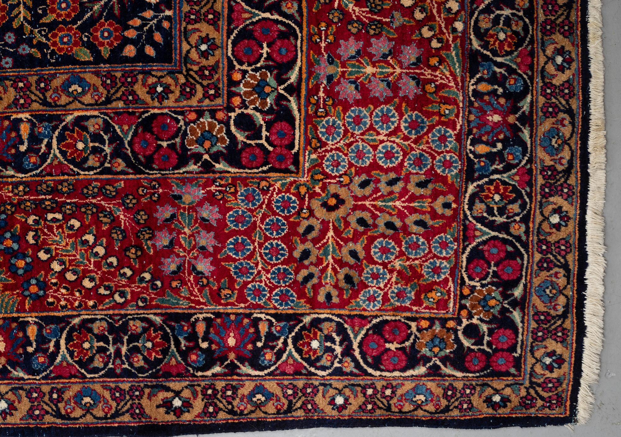 A carpet, an antique/a semi-antique Yezd, ca 557-562 x 366,5-370,5 cm.