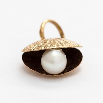 An 18K gold pendant with a cultured pearl.