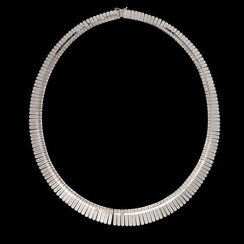 COLLIER, 18k vitguld, importstämplat, 1900-talets tredje kvartal. Vikt 46 g.