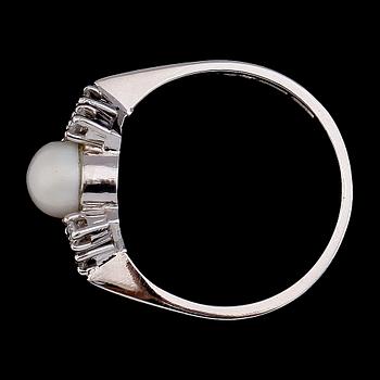 RING, 18 k vitguld, pärla och briljantslipad diamanter tot ca 0.18 ct. Vikt ca 3,8 g.