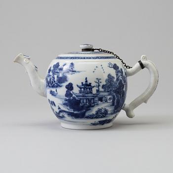 A blue and white export porcelain teapot with cover, Qing dynasty, Qianlong (1736-95).