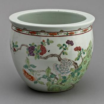 FISKBASSÄNG, porslin, Kina, 1900-talets första hälft.