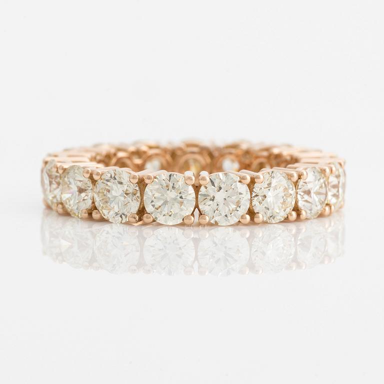 Ring med briljantslipade diamanter.
