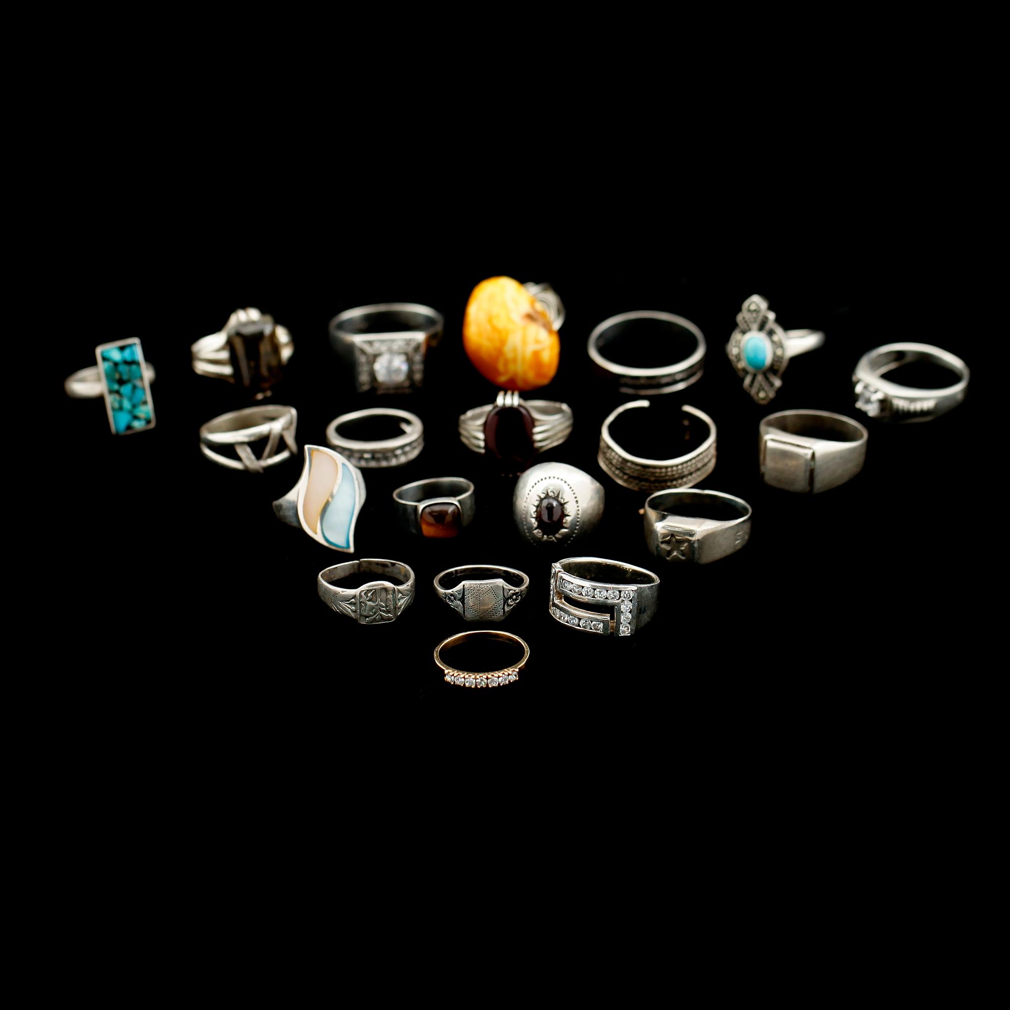 RINGAR, 19 st, silver, 1900-talets andra hälft. Total vikt med stenar ca 96 gram.