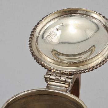KANNOR, ett par, silver, Mappin & Webb, London, England, 1915, vikt 505 gram.