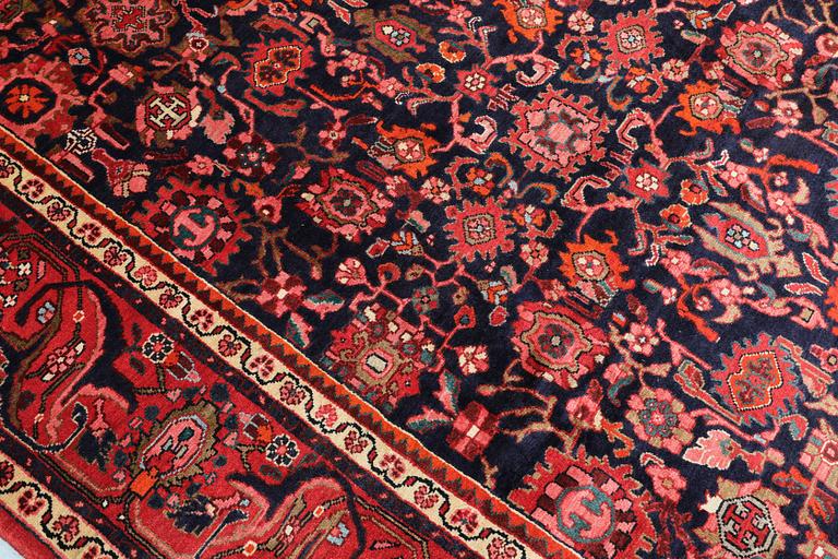A semi-antique carpet, Nanadj, approx. 309 x 214 cm.